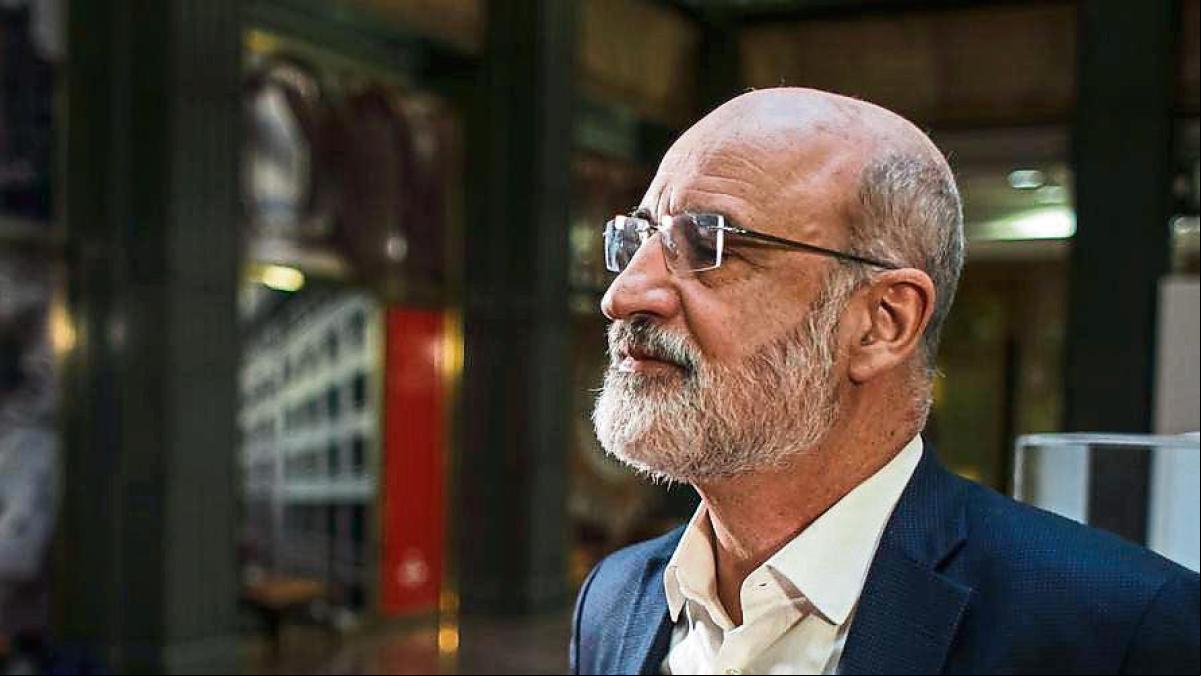 Fernando Aramburu, tramando bajo la lluvia