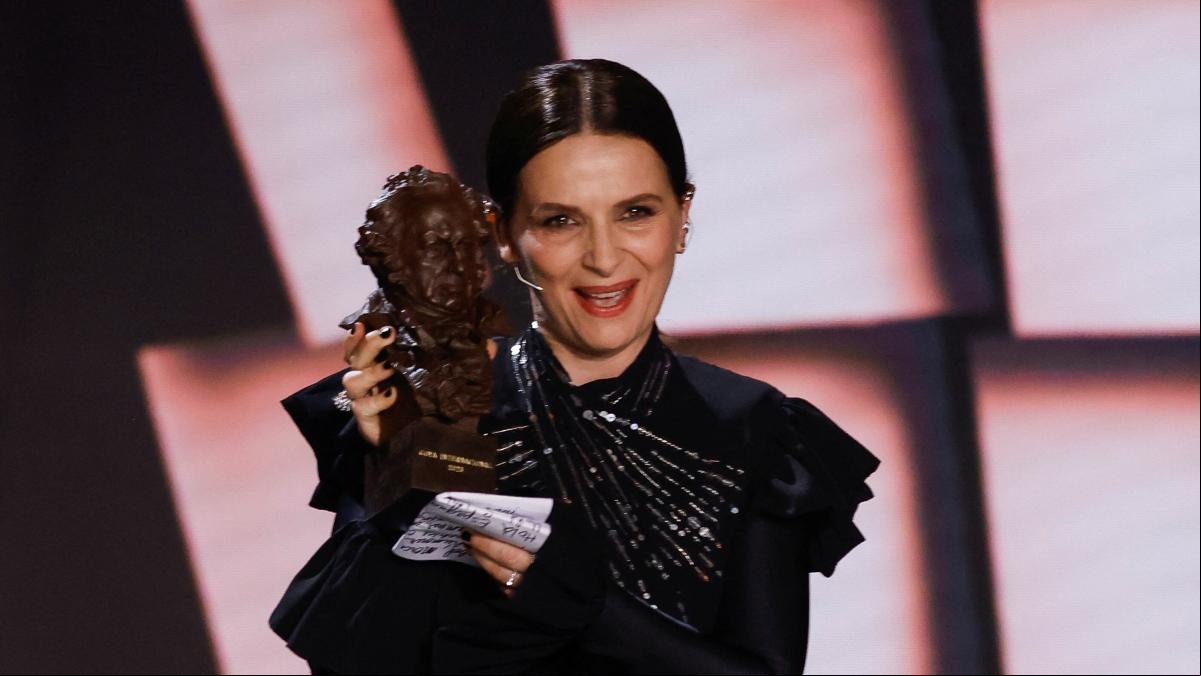 Juliette Binoche dedica su Goya Internacional a Carlos Saura, el director que la conmovió con Cría Cuervos