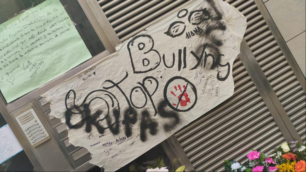 Aparecen insultos en el altar dedicado a las gemelas de Sallent