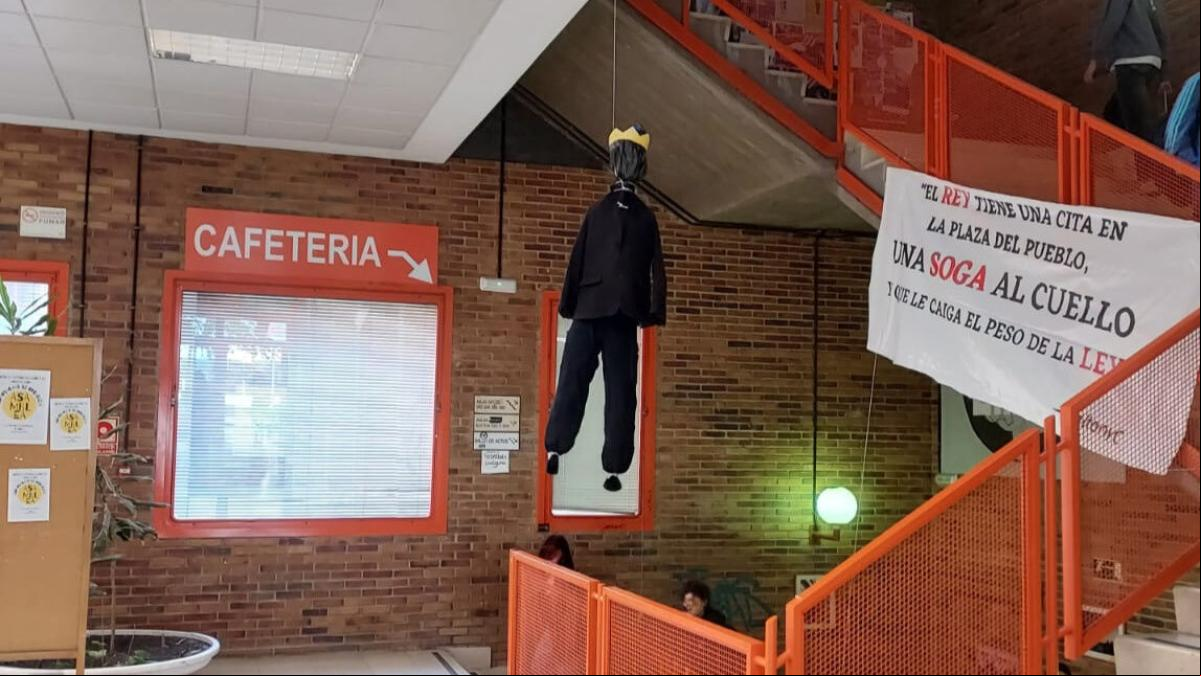 La Universidad Complutense retira un muñeco que simulaba a un rey ahorcado