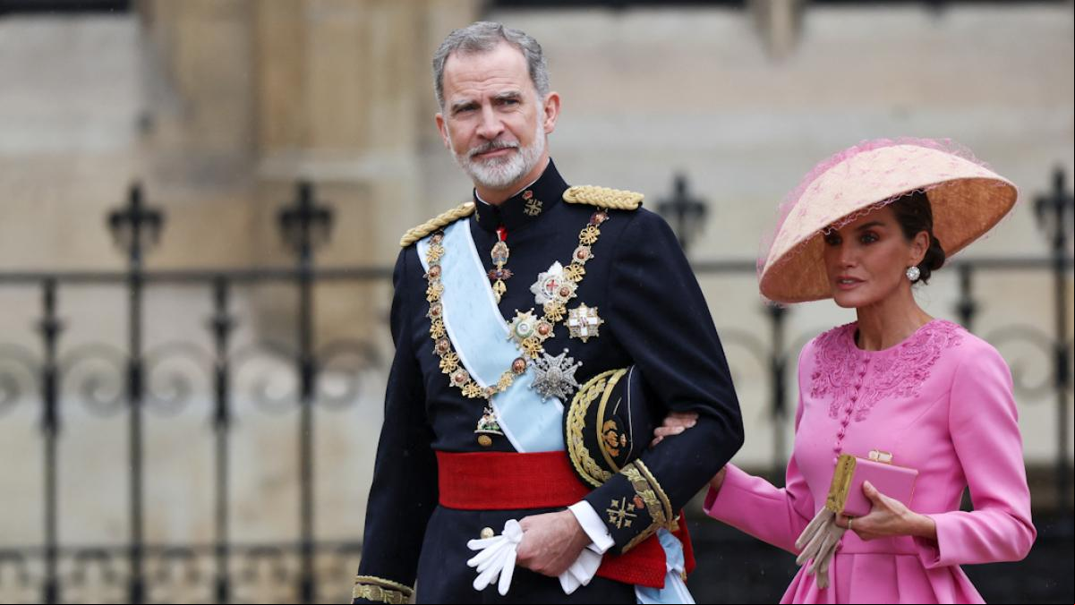 Felipe VI, de uniforme, y la reina Letizia, con tocado, en la coronación de Carlos III