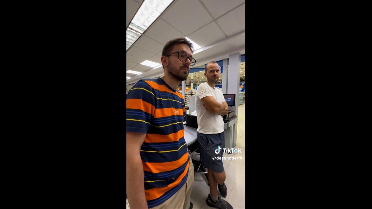 Un español muestra su experiencia comprando en un supermercado de Venezuela: Llevo esperando 15 minutos