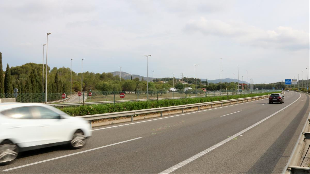 Muere un motorista en un accidente con un jabalí y dos furgonetas en la C-32 en Cubelles