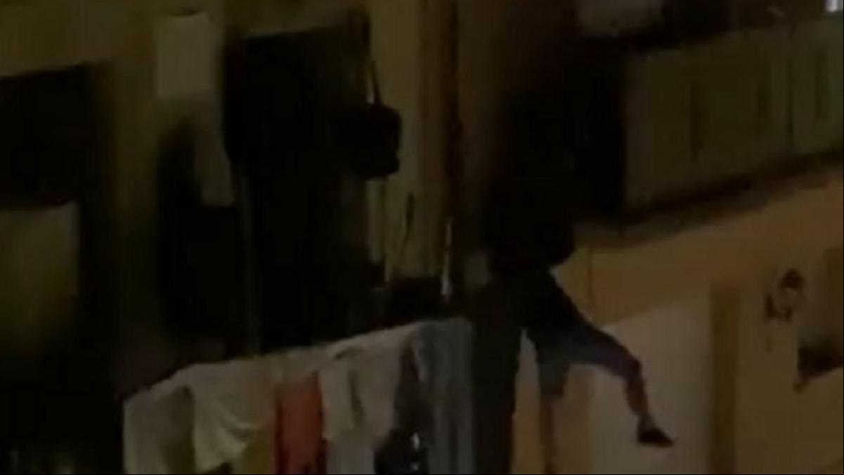Un ladrón intenta fugarse al estilo Spiderman y acaba atrapado en las redes de los vecinos