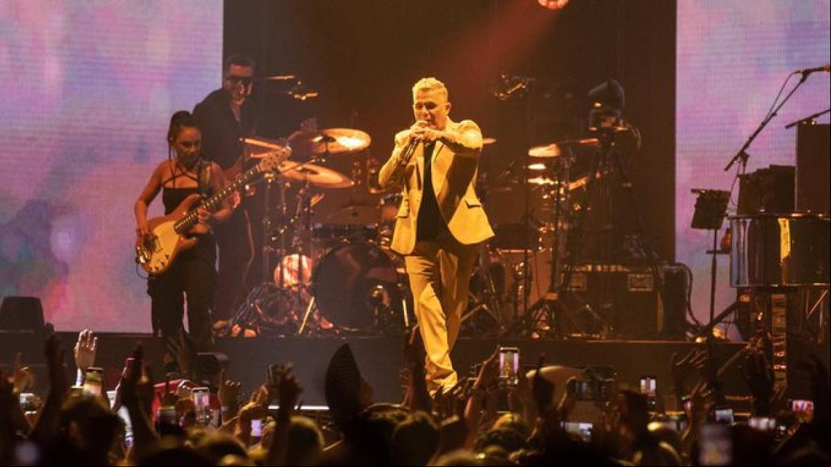 Alejandro Sanz recose su corazón partío en Barcelona a pesar de los problemas de sonido