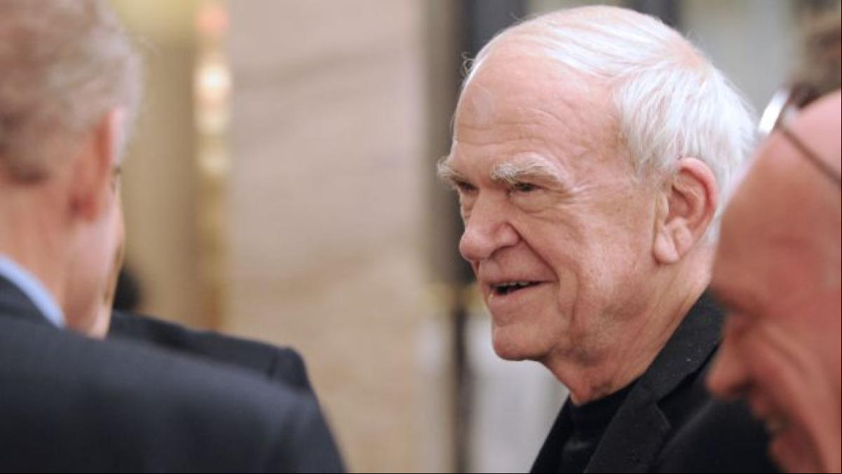 Kundera ríe