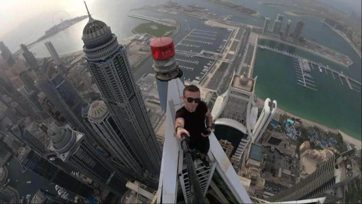 Muere un temerario escalador de edificios al caer del piso 68 y publica su foto final