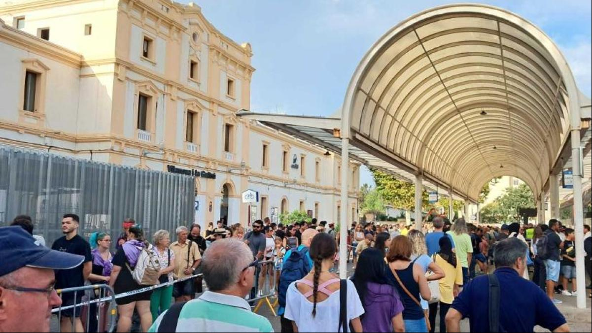 Largas colas en los buses alternativos por el descarrilamiento de Sitges