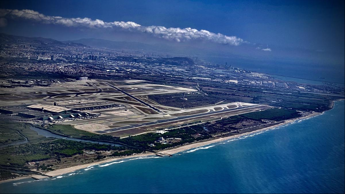 El aeropuerto de El Prat suma una nueva propuesta de ampliación con una pista cruzada El aeropuerto de El Prat suma una nueva propuesta de ampliación con una pista cruzada