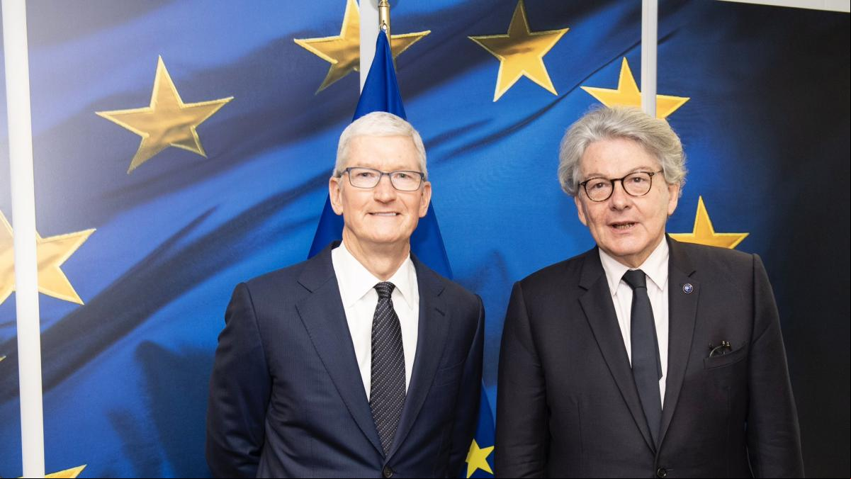 Tim Cook visita el museo de los cables de la Comisión Europea