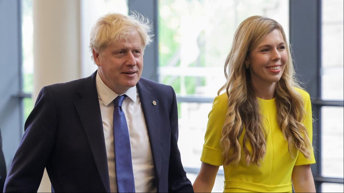 Nuevo escándalo en casa de Boris Johnson: despiden a la niñera tras tomar una copa con ella
