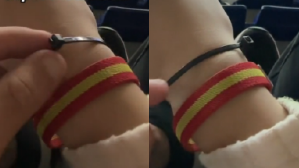 Aluvión de críticas por regalar una incómoda pulsera de marca de 80€ que parece una brida: Hay que ser cutre