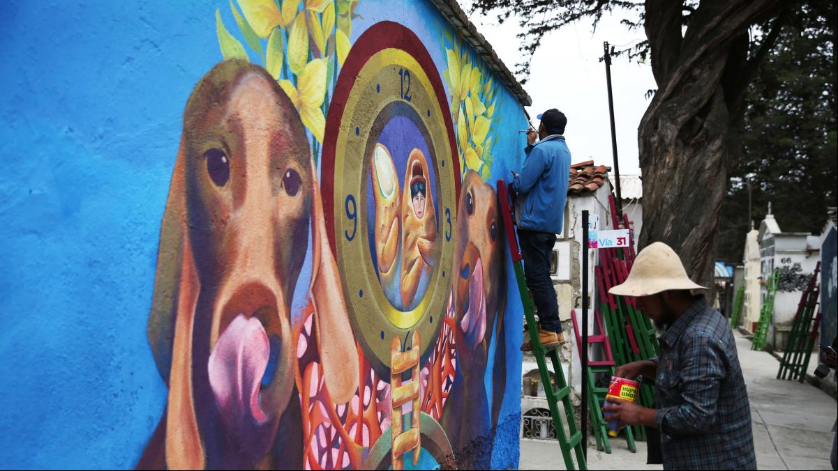 Perros, flores y almas: murales de colores para dar vida al cementerio