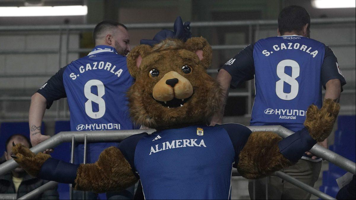 El efecto Cazorla en el Oviedo: 2.000 camisetas vendidas con el fin de recaudar fondos para la cantera