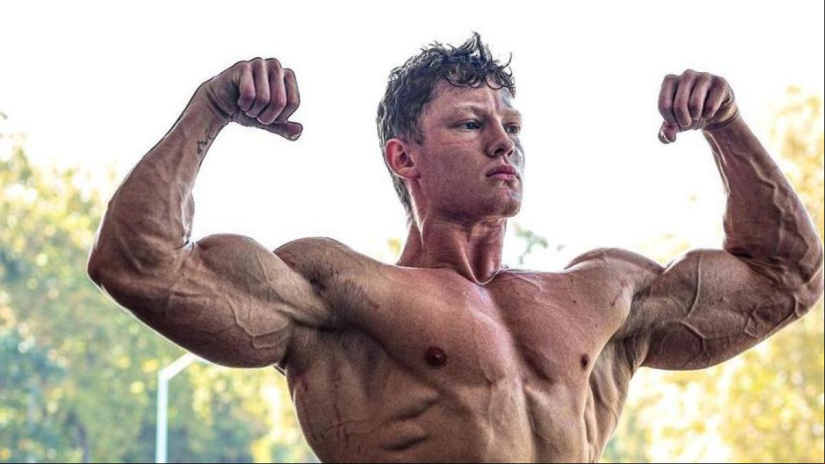 Un joven de 19 años rompe el récord de musculación que Arnold Schwarzenegger ha ostentado 57 años