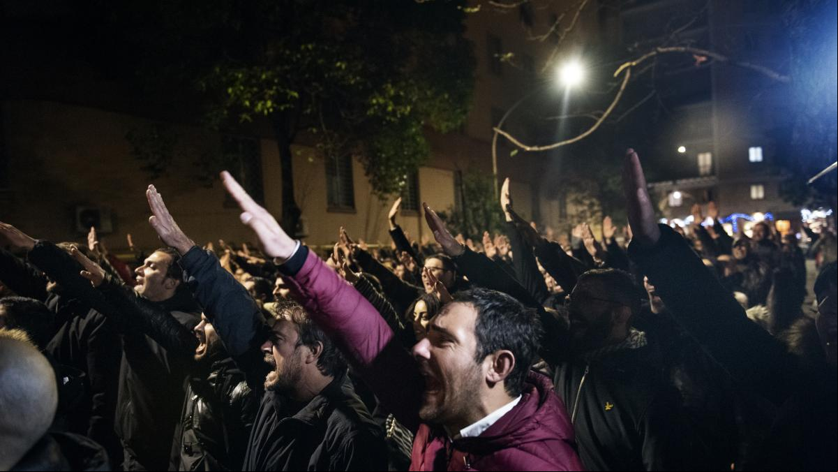 El saludo romano que avergüenza a Italia