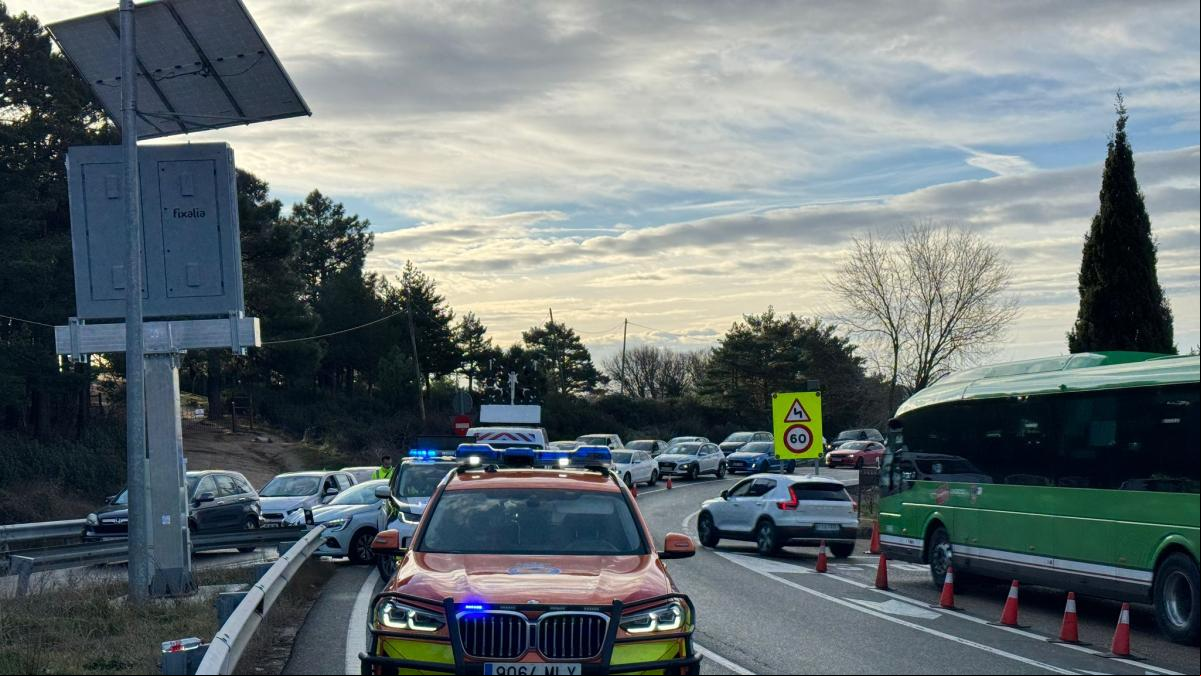 El delegado del Gobierno convoca a Novillo, DGT y Guardia Civil para mejorar el  a la Sierra en la campaña de esquí