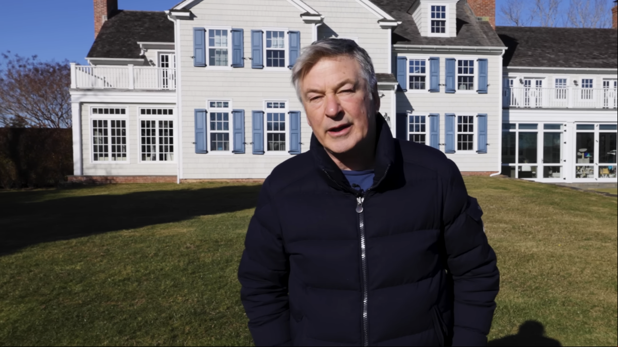 Alec Baldwin se convierte en comercial de su propia finca en Los Hamptons