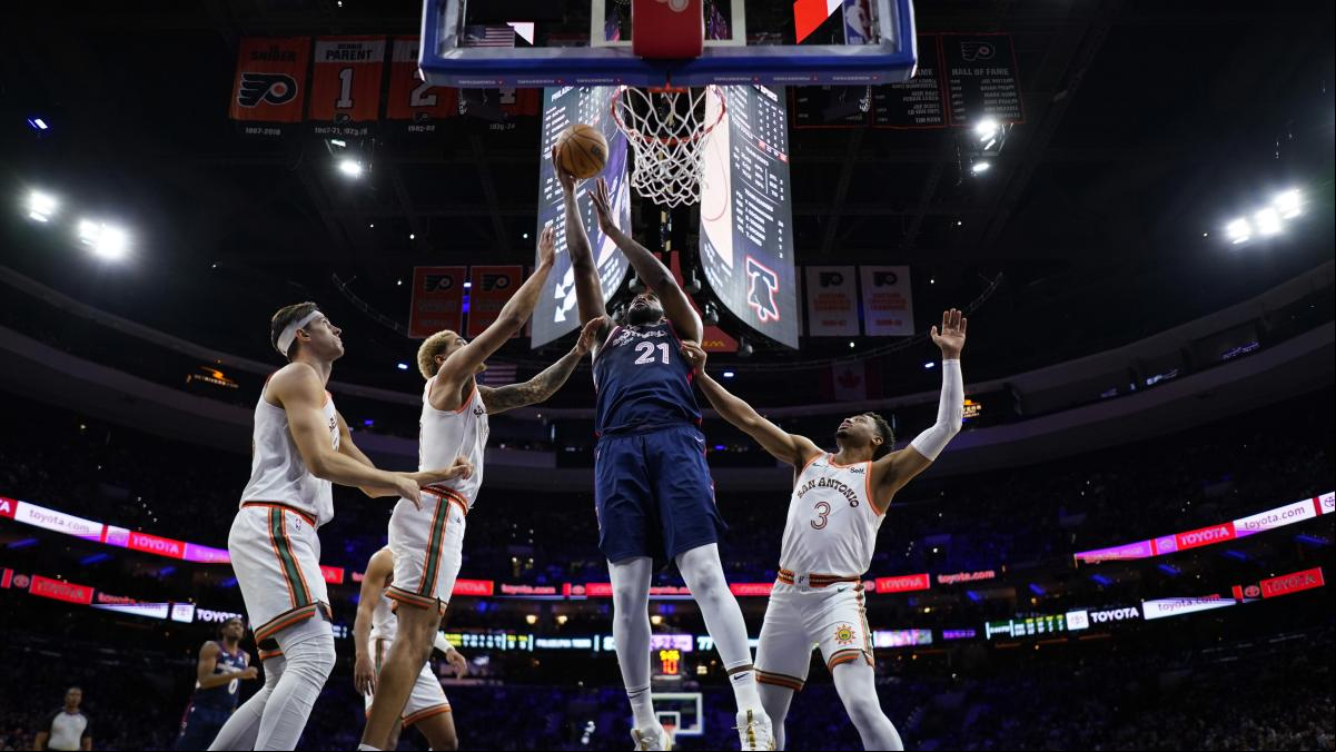 Embiid entra en la leyenda de la NBA anotando 70 puntos ante San Antonio