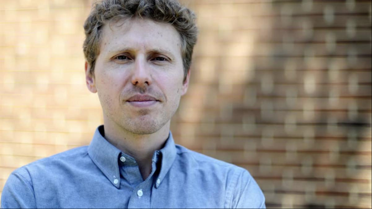 Tim Schwab: “Bill Gates sigue siendo el mismo macho alfa que en Microsoft”