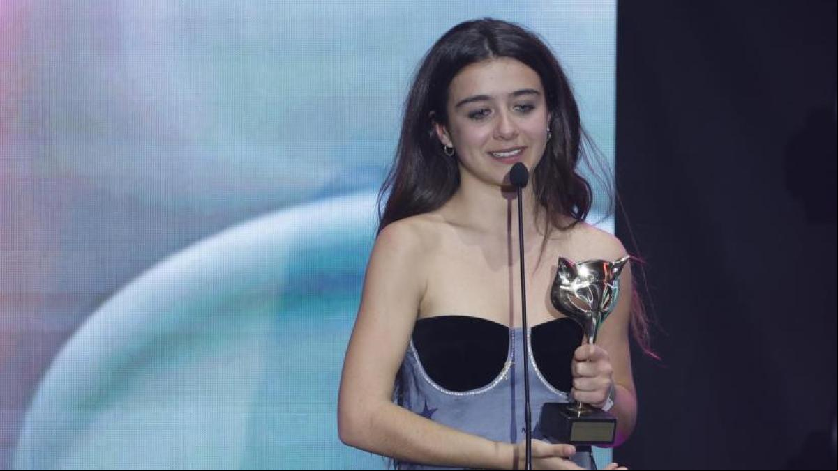 El orgullo de Santi Balmes cuando su hija, Irene, recibe emocionada un premio en los Feroz