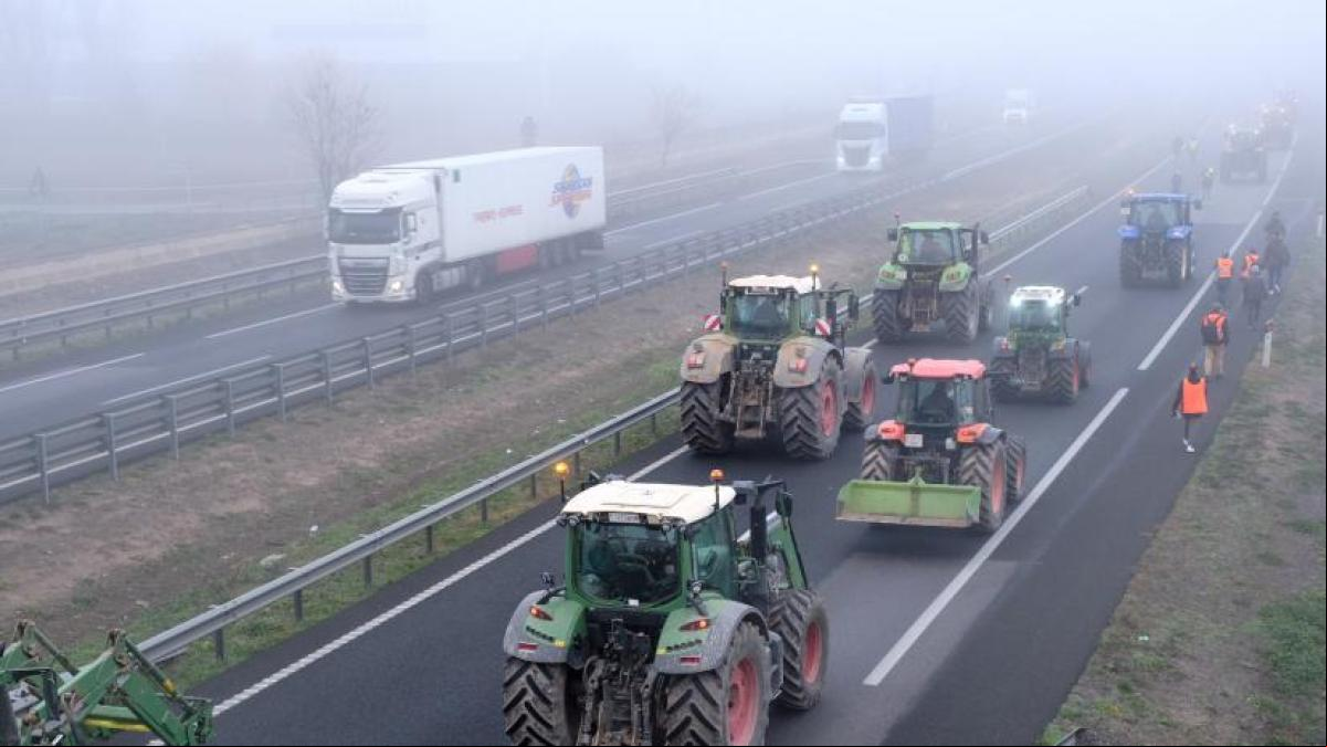 Los agricultores amenazan con colapsar Barcelona y bloquear centros logísticos