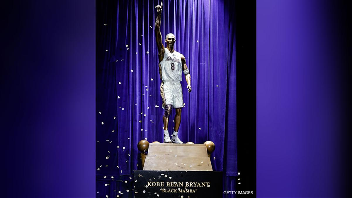 Los aficionados ya pueden visitar la estatua de bronce de Kobe Bryant