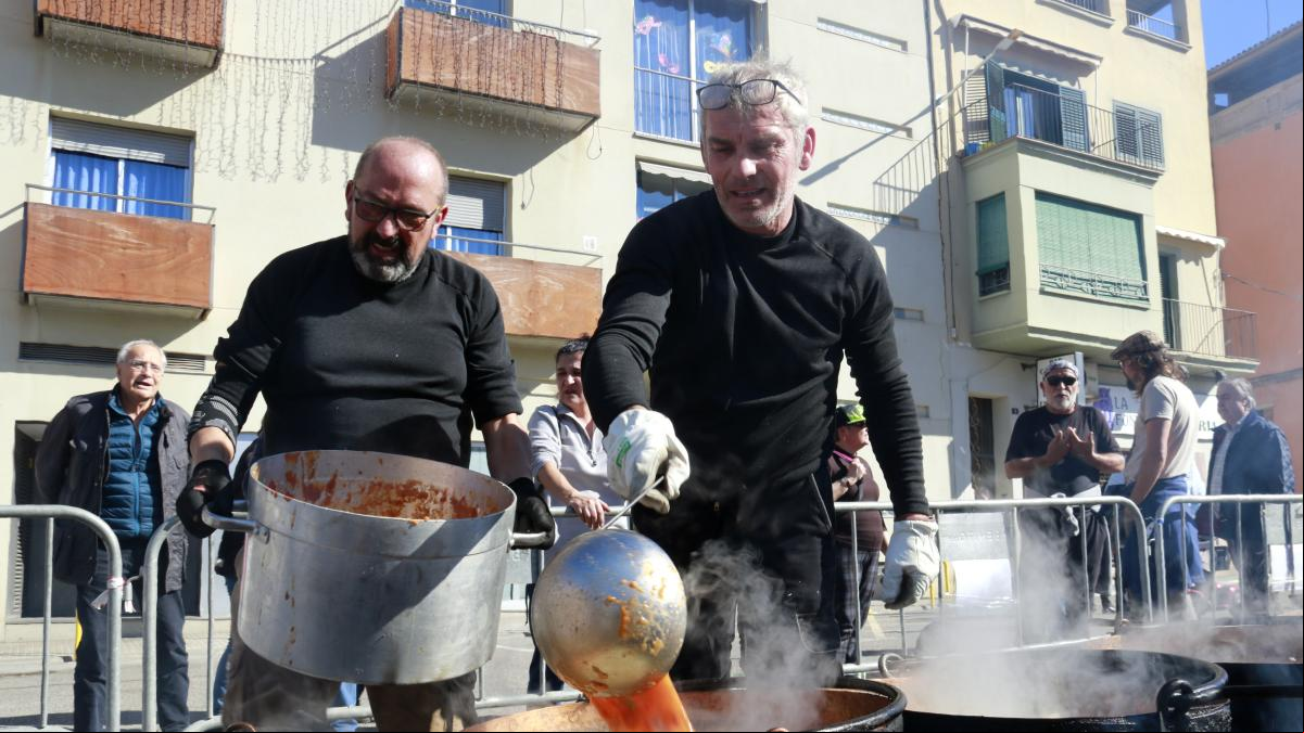 Ponts reparte unas 12.000 raciones de rancho en su popular fiesta de martes de carnaval