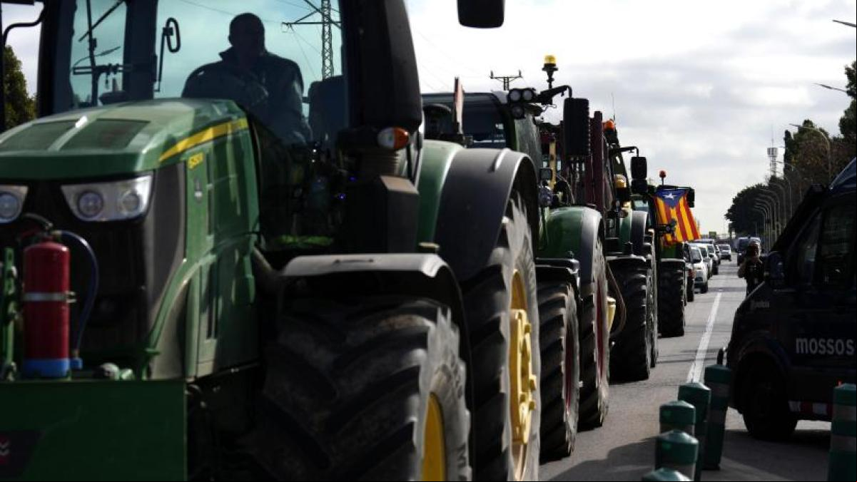 El Gobierno convoca a los agricultores mientras siguen los bloqueos en varias zonas del país