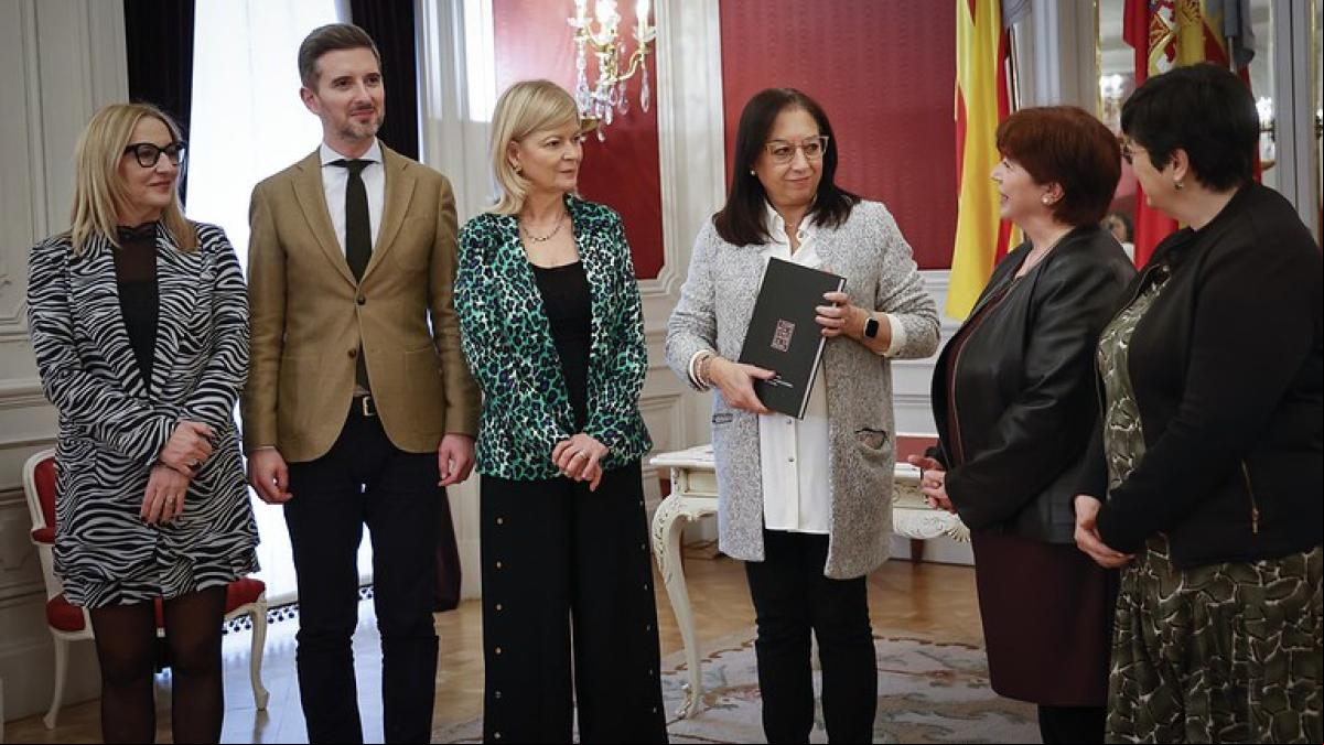Vox impone al PP ahogar a la AVL con un recorte sin precedentes y debilitar al valenciano