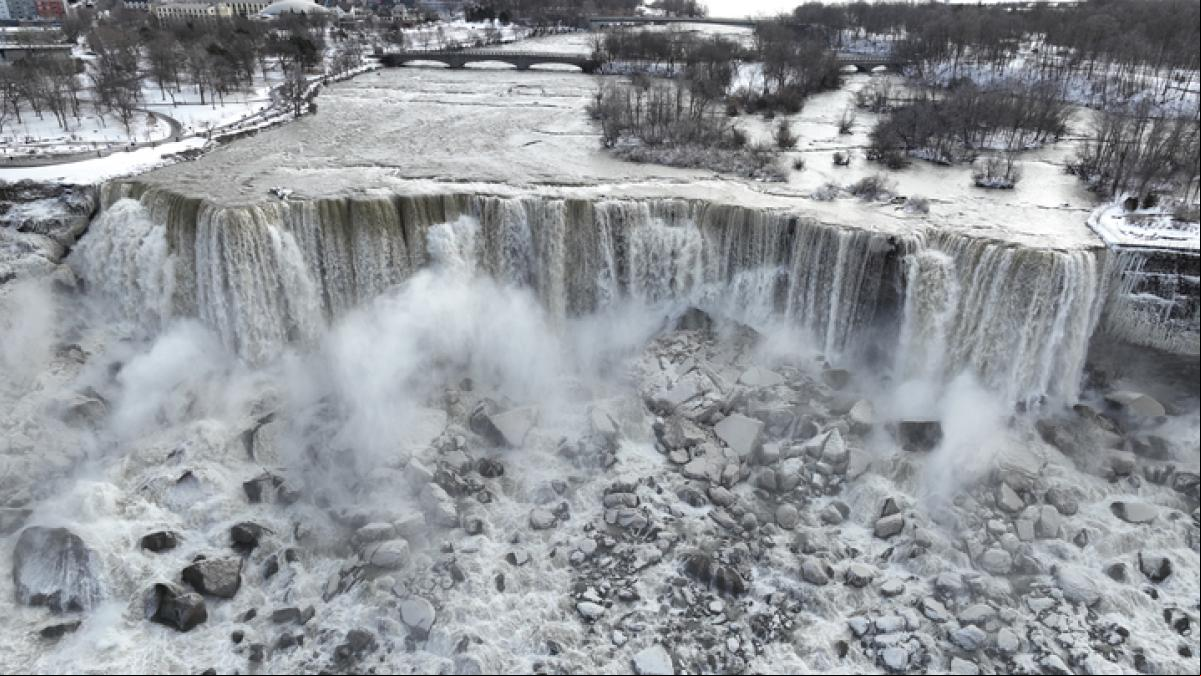 Las cataratas del Niágara, parcialmente congeladas por el frío extremo en Estados Unidos