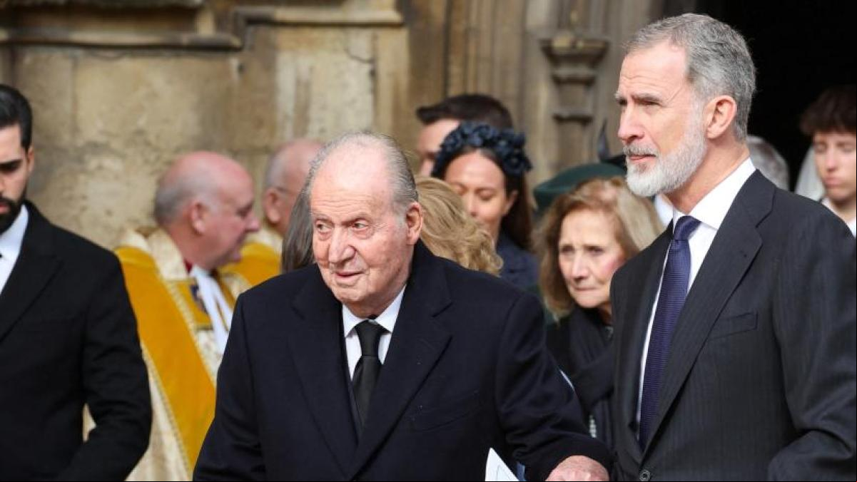 El Rey coincide con el rey Juan Carlos en el aeropuerto de Vitoria
