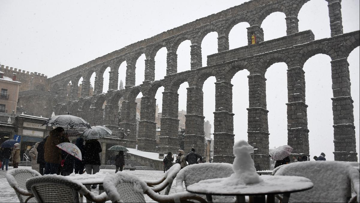 Once comunidades en alerta por viento, oleaje y aludes y nevadas que remiten, según la Aemet