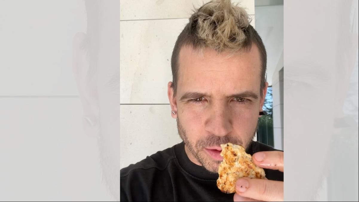 Así le prepara Dabiz Muñoz los filetes rusos de pollo a su hija para que queden tiernos y jugosos