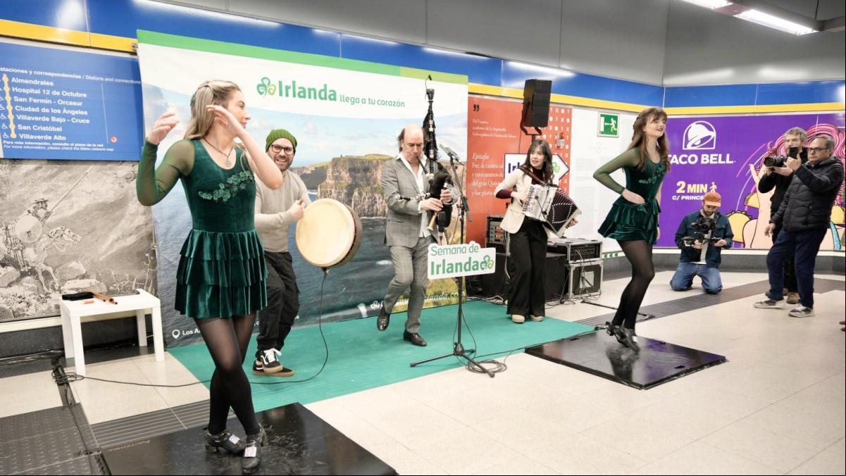 Irlanda inunda la línea 5 del metro en Madrid de música para celebrar San Patricio
