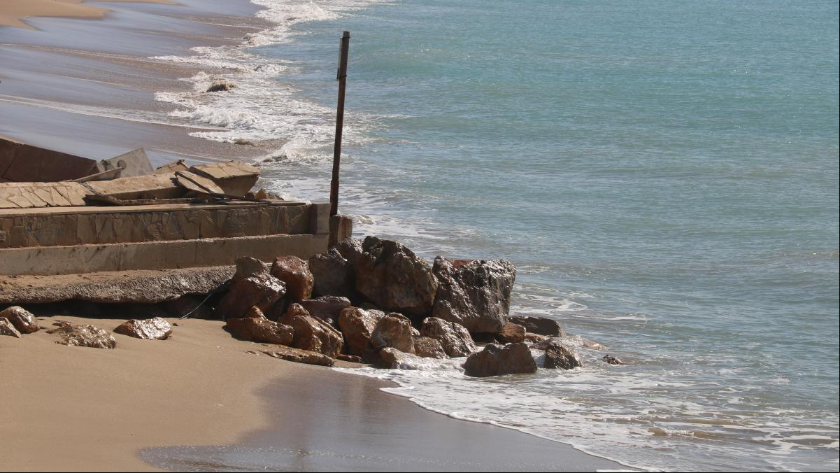 El Vendrell retira muros y escaleras de  a playas para ganar resiliencia en los temporales