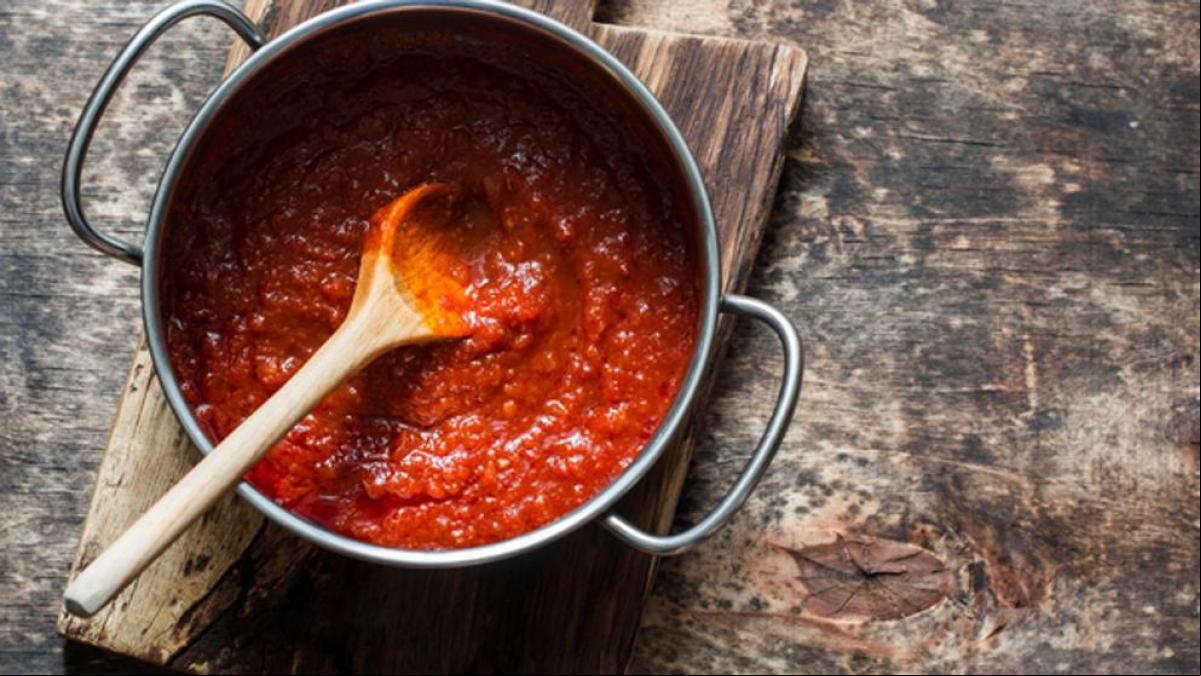 El remedio para quitar la acidez del tomate en un sofrito no es el azúcar: el truco definitivo según un científico