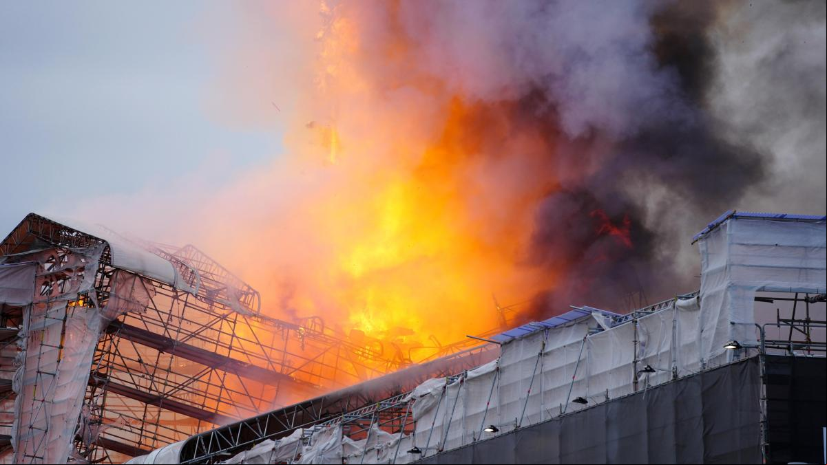Es nuestra Notre Dame: un incendio engulle el edificio de la antigua Bolsa de Copenhague