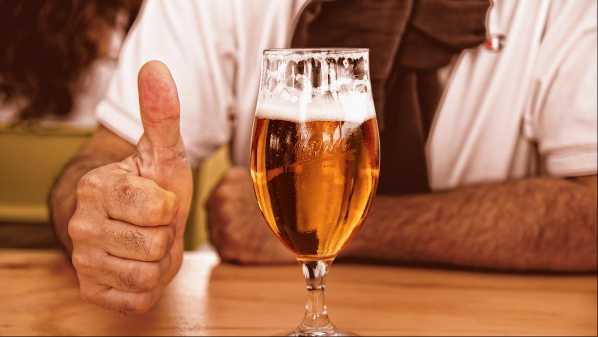 Una ciudad en la India ofrece cervezas gratis para que los ciudadanos se animen a votar