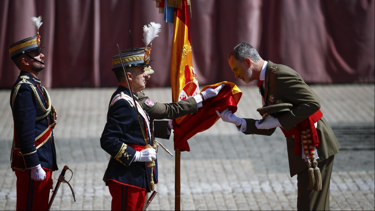 El rey Felipe VI vuelve a jurar bandera con la princesa Leonor como testigo