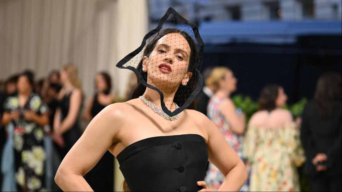 Aluvión de críticas a Rosalía por su sobriedad en la Met Gala: Muy básico