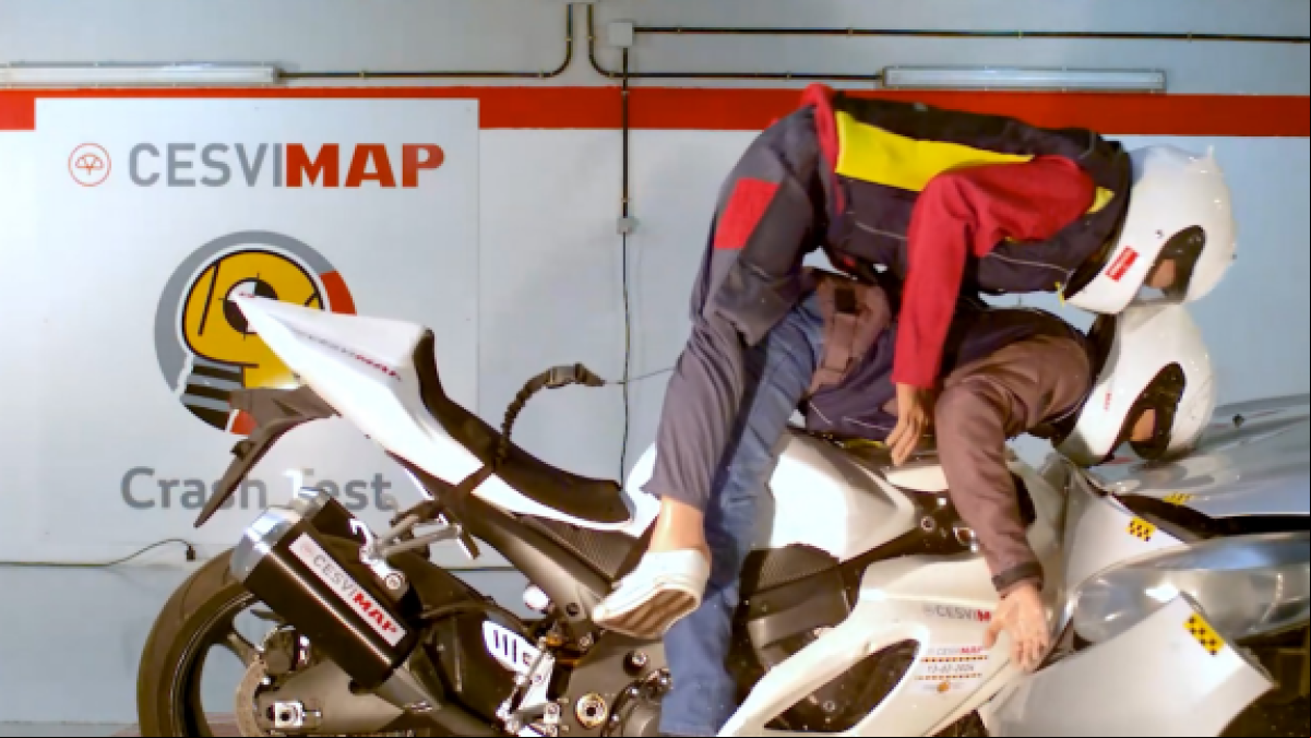 El impactante crash test de una moto con dos ocupantes: hay uno que se lleva la peor parte