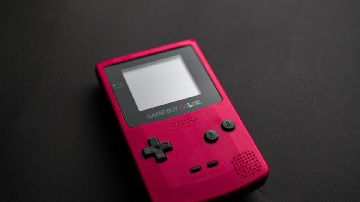 Convierte su iPhone 13 en una Game Boy Color gracias una funda hecha por impresión 3D