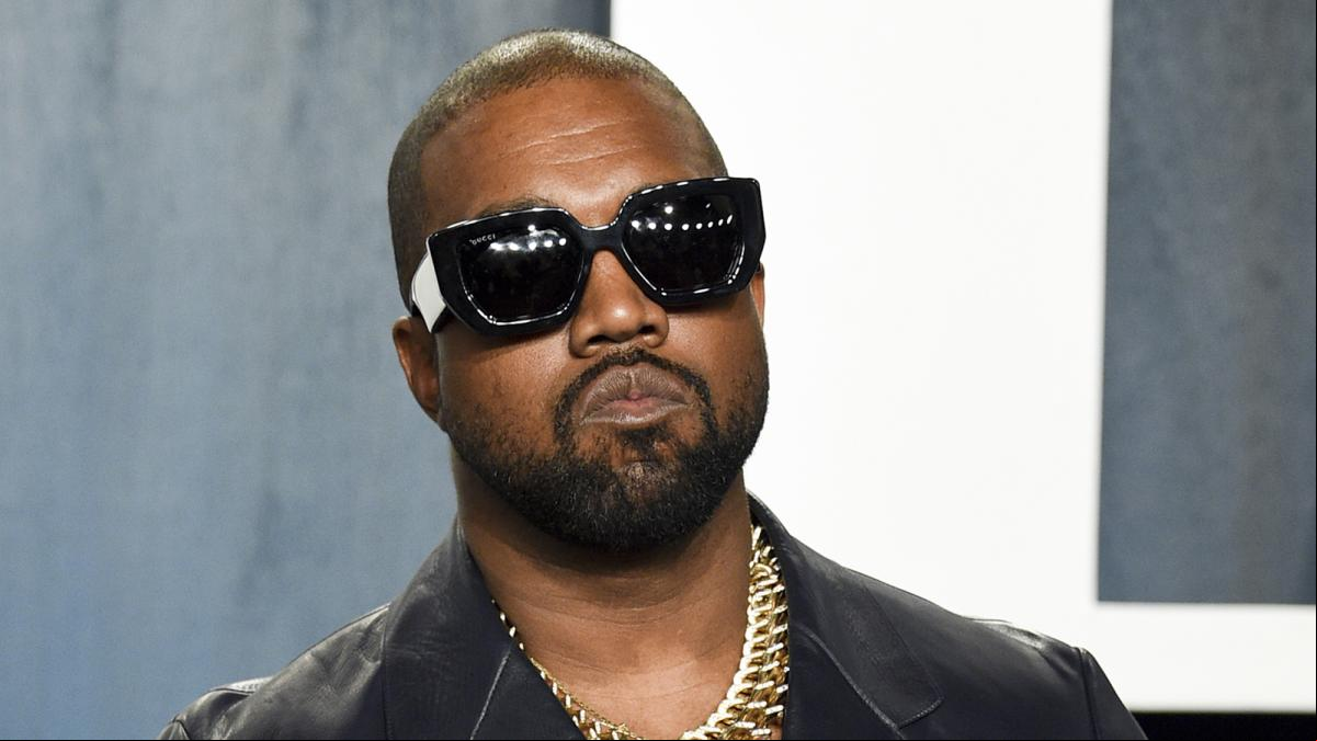 Un nuevo escándalo afecta a Kanye West: un exempleado le acusa de llevar ropa nazi e incomodarle teniendo sexo a su lado