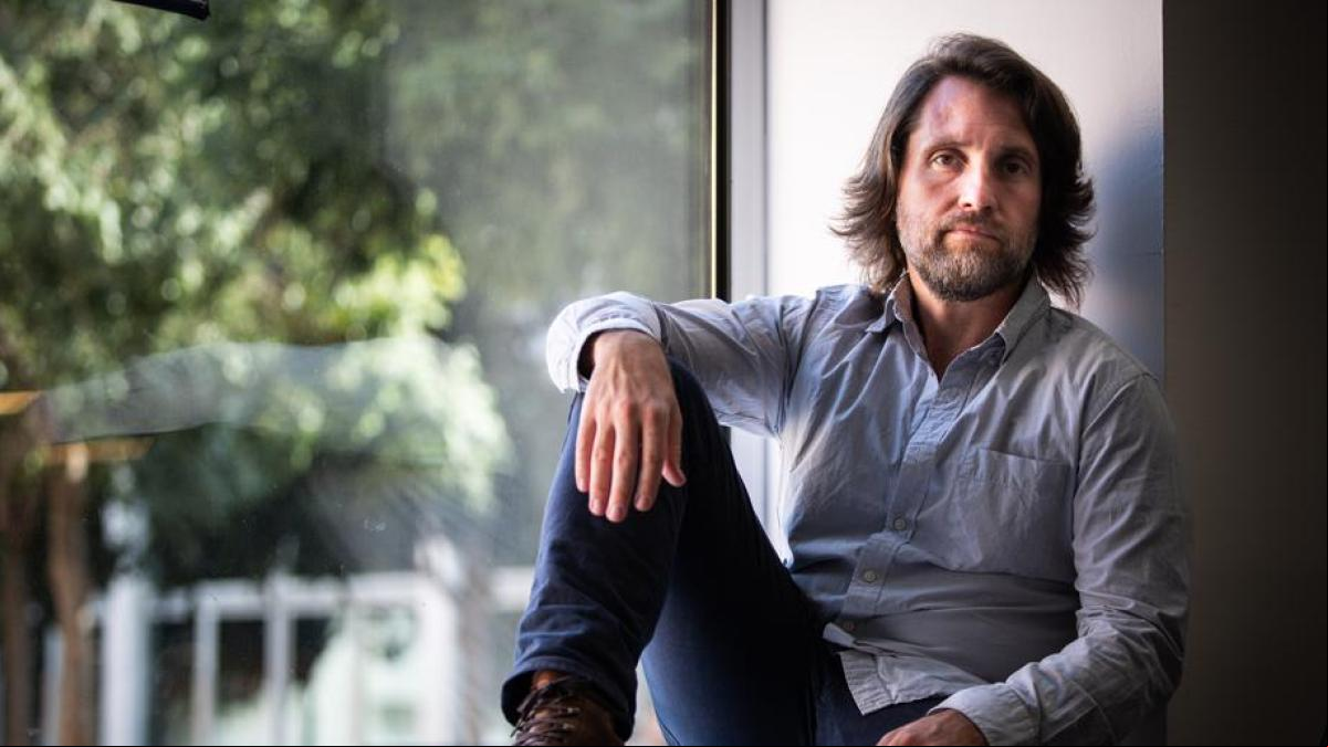 Nathan Thrall: “El mundo no cambiará con análisis, lo hará a partir de una sensación visceral”
