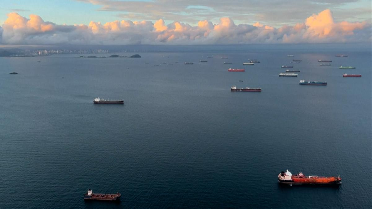 Decenas de buques de carga siguen sin poder cruzar el Canal de Panamá por la sequía