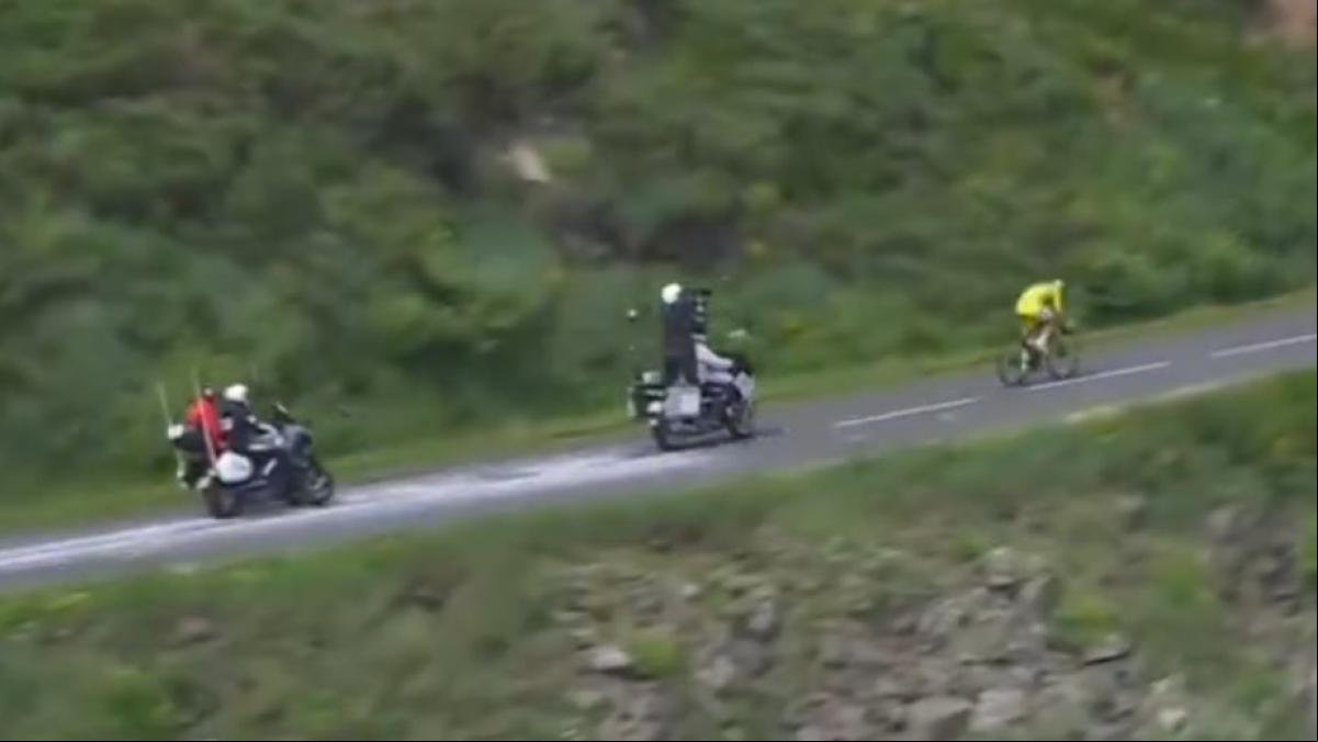 Las impresionantes imágenes del operador de cámara de TV en moto mientras sigue a Pogačar durante el Tour