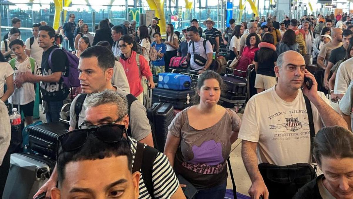 Caos en los aeropuertos españoles: retraso generalizado de vuelos y billetes expedidos a mano