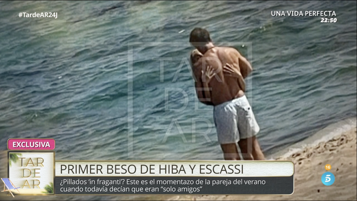 Cazan a Álvaro Muñoz Escassi e Hiba Abouk dándose su primer beso en una playa de Tarifa