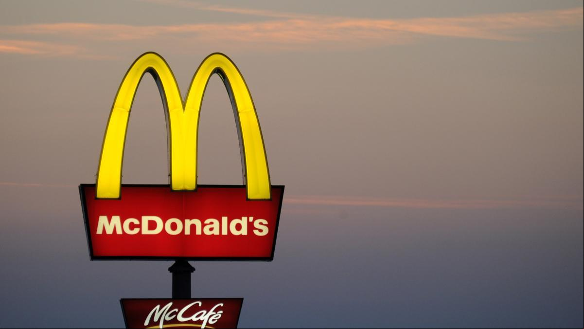 Un muerto y 10 hospitalizados por intoxicación tras comer hamburguesas de McDonalds